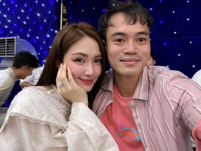 Hoà Minzy mừng sinh nhật Văn Toàn, khẳng định quan hệ giữa tin đồn hẹn hò - Ảnh 2. Hoà Minzy mừng sinh nhật Văn Toàn, khẳng định quan hệ giữa tin đồn hẹn hò - Ảnh 2.