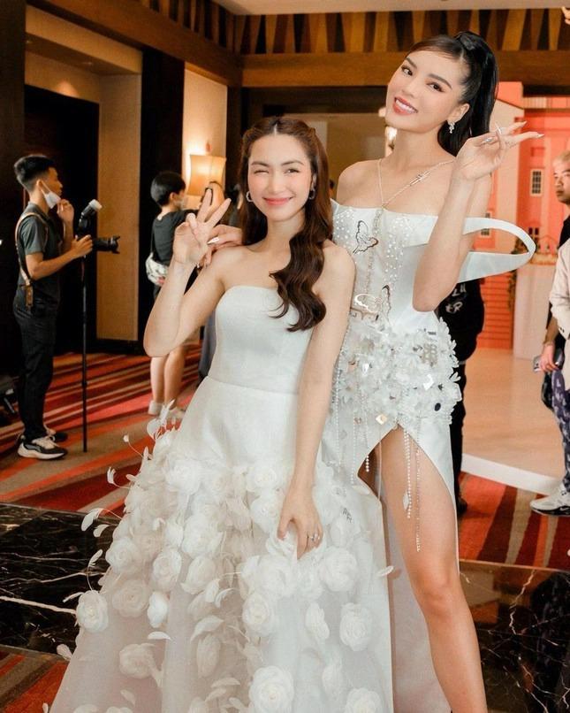 Hòa Minzy khoe 'cùng chiều cao' với Chế Nguyễn Quỳnh Châu và cái kết khi bị 'bóc trần' - Ảnh 7.