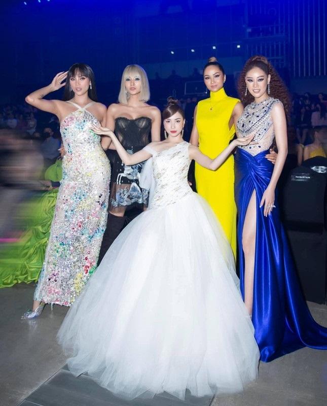 Hòa Minzy khoe 'cùng chiều cao' với Chế Nguyễn Quỳnh Châu và cái kết khi bị 'bóc trần' - Ảnh 8.