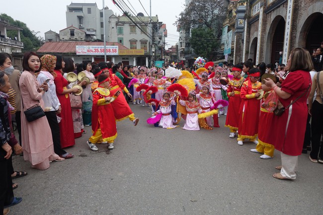 Tản văn Cuối tuần: Thấm thía hội làng - Ảnh 1. Tản văn Cuối tuần: Thấm thía hội làng - Ảnh 1.