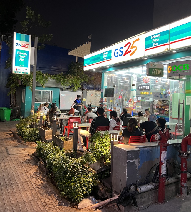 Hàng quán TP.HCM trang bị màn hình xịn, giới trẻ tụ tập đông đúc xem chung kết bóng đá AFF Cup - Ảnh 4. Hàng quán TP.HCM trang bị màn hình xịn, giới trẻ tụ tập đông đúc xem chung kết bóng đá AFF Cup - Ảnh 4.