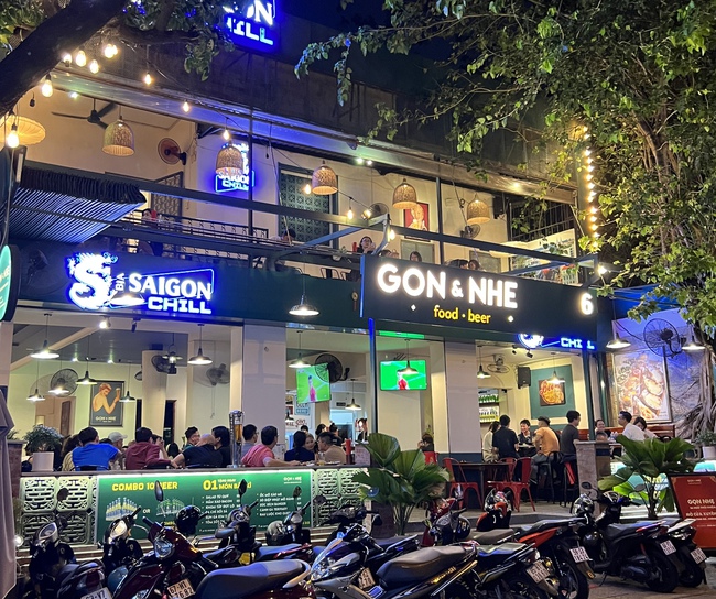 Hàng quán TP.HCM trang bị màn hình xịn, giới trẻ tụ tập đông đúc xem chung kết bóng đá AFF Cup - Ảnh 8. Hàng quán TP.HCM trang bị màn hình xịn, giới trẻ tụ tập đông đúc xem chung kết bóng đá AFF Cup - Ảnh 8.