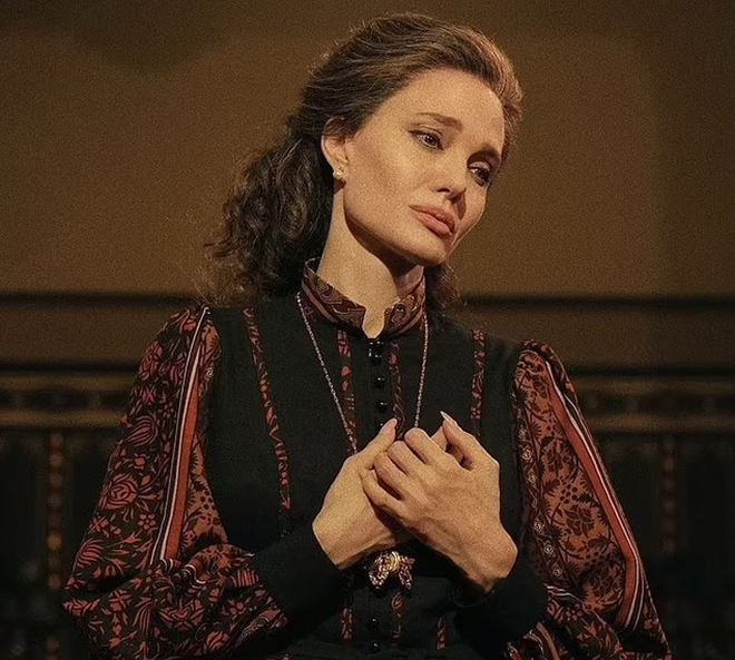 Angelina Jolie suy sụp vì không được đề cử Oscar: Hollywood đứng về phía Brad Pitt? - Ảnh 2. Angelina Jolie suy sụp vì không được đề cử Oscar: Hollywood đứng về phía Brad Pitt? - Ảnh 2.