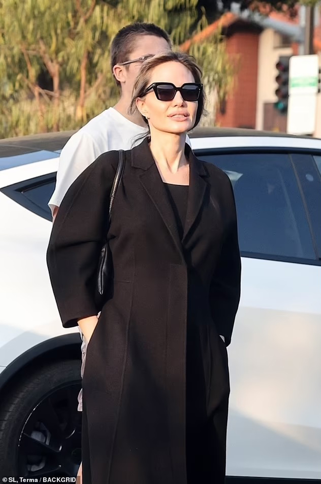 Angelina Jolie đi mua sắm với con trai: Trang phục nhìn giản đơn nhưng giá trị không ngờ - Ảnh 12. Angelina Jolie đi mua sắm với con trai: Trang phục nhìn giản đơn nhưng giá trị không ngờ - Ảnh 12.