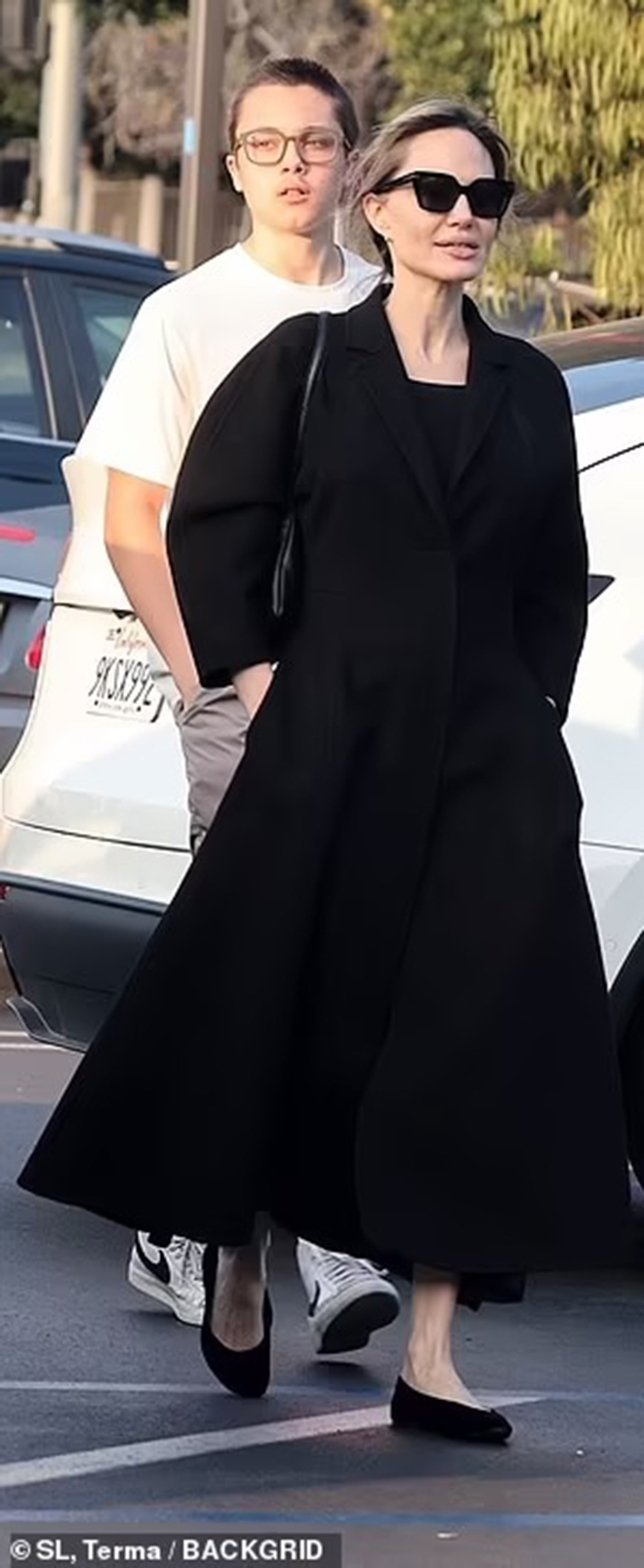 Angelina Jolie đi mua sắm với con trai: Trang phục nhìn giản đơn nhưng giá trị không ngờ - Ảnh 2. Angelina Jolie đi mua sắm với con trai: Trang phục nhìn giản đơn nhưng giá trị không ngờ - Ảnh 2.