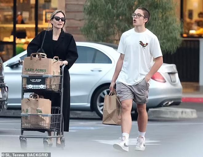 Angelina Jolie đi mua sắm với con trai: Trang phục nhìn giản đơn nhưng giá trị không ngờ - Ảnh 3. Angelina Jolie đi mua sắm với con trai: Trang phục nhìn giản đơn nhưng giá trị không ngờ - Ảnh 3.
