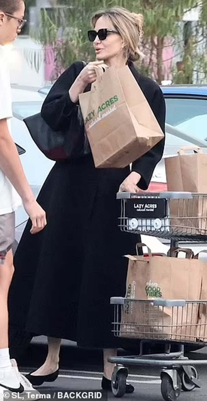 Angelina Jolie đi mua sắm với con trai: Trang phục nhìn giản đơn nhưng giá trị không ngờ - Ảnh 6. Angelina Jolie đi mua sắm với con trai: Trang phục nhìn giản đơn nhưng giá trị không ngờ - Ảnh 6.