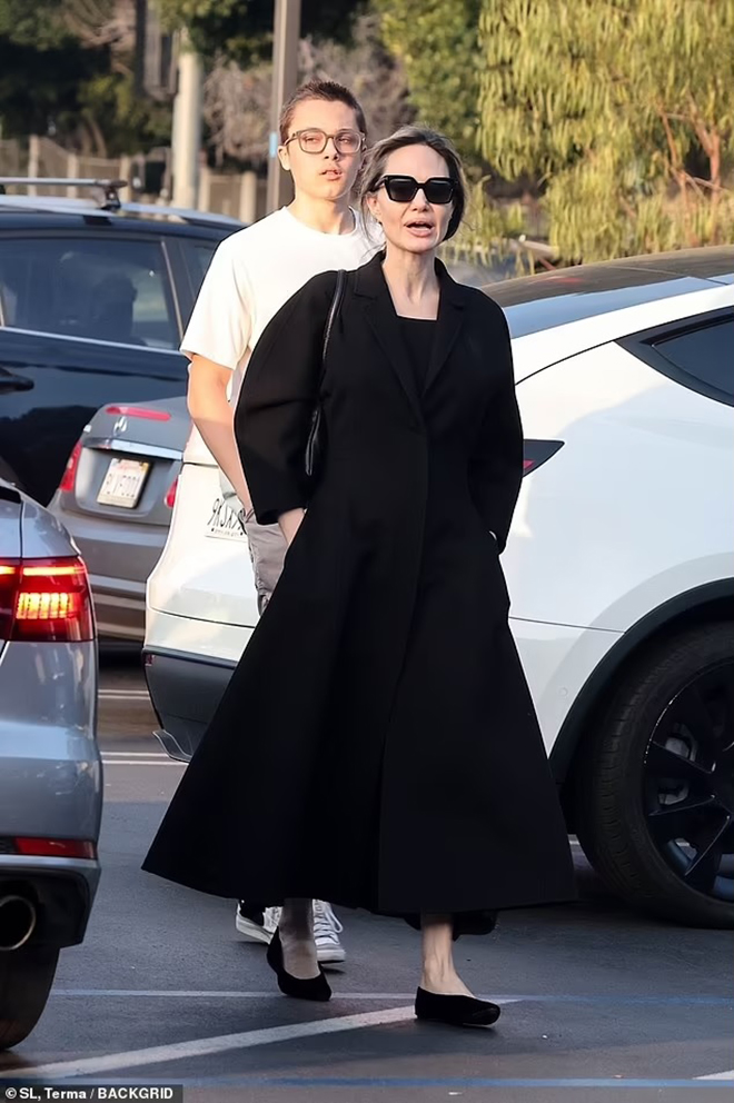 Angelina Jolie đi mua sắm với con trai: Trang phục nhìn giản đơn nhưng giá trị không ngờ - Ảnh 7. Angelina Jolie đi mua sắm với con trai: Trang phục nhìn giản đơn nhưng giá trị không ngờ - Ảnh 7.