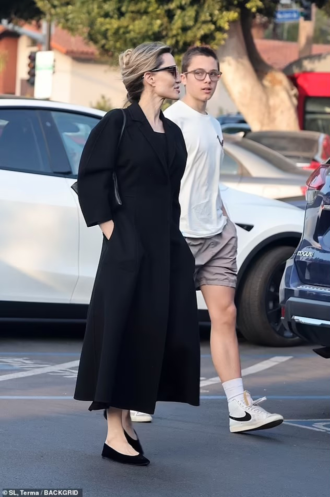 Angelina Jolie đi mua sắm với con trai: Trang phục nhìn giản đơn nhưng giá trị không ngờ - Ảnh 9. Angelina Jolie đi mua sắm với con trai: Trang phục nhìn giản đơn nhưng giá trị không ngờ - Ảnh 9.