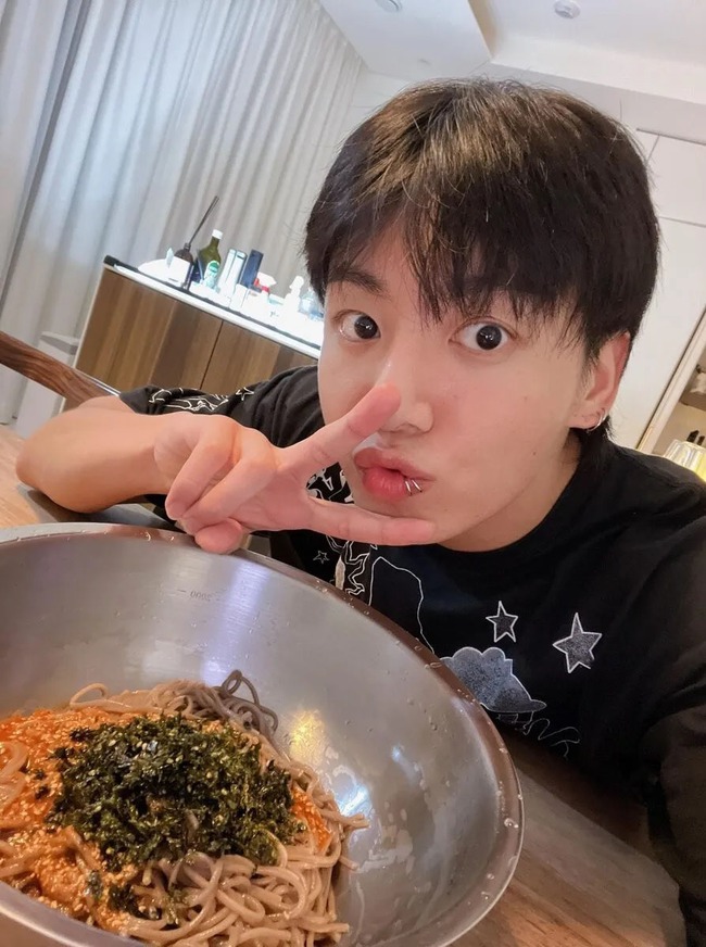 Jungkook BTS làm đầu bếp trong thời gian thực hiện nghĩa vụ quân sự - Ảnh 5. Jungkook BTS làm đầu bếp trong thời gian thực hiện nghĩa vụ quân sự - Ảnh 5.