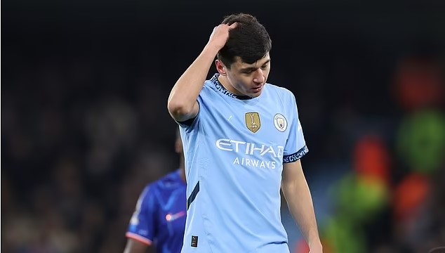 Hậu vệ tân binh trị giá 40 triệu bảng liên tiếp mắc sai lầm, Man City vẫn thắng Chelsea bởi sai lầm của một thủ môn giàu kinh nghiệm - Ảnh 1. Hậu vệ tân binh trị giá 40 triệu bảng liên tiếp mắc sai lầm, Man City vẫn thắng Chelsea bởi sai lầm của một thủ môn giàu kinh nghiệm - Ảnh 1.