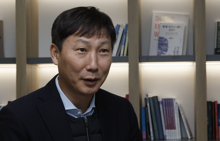 HLV Kim Sang Sik: ‘Sự nổi tiếng như bong bóng, có thể mất bất cứ lúc nào’ - Ảnh 1. HLV Kim Sang Sik: ‘Sự nổi tiếng như bong bóng, có thể mất bất cứ lúc nào’ - Ảnh 1.