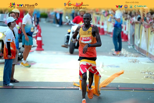Edwin Kiptoo vô địch cự ly 21km của nam Giải Marathon Quốc tế VTV LPBank Edwin Kiptoo vô địch cự ly 21km của nam Giải Marathon Quốc tế VTV LPBank