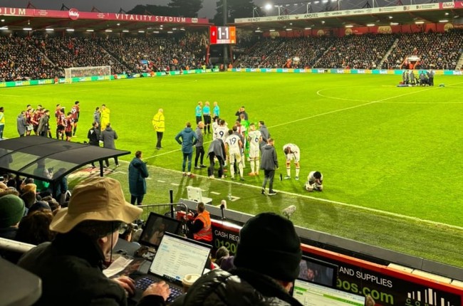 Ngôi sao Ngoại hạng Anh bị đột quỵ đã 'tai qua nạn khỏi', trận đấu bị hoãn vô thời hạn - Ảnh 2. Ngôi sao Ngoại hạng Anh bị đột quỵ đã 'tai qua nạn khỏi', trận đấu bị hoãn vô thời hạn - Ảnh 2.