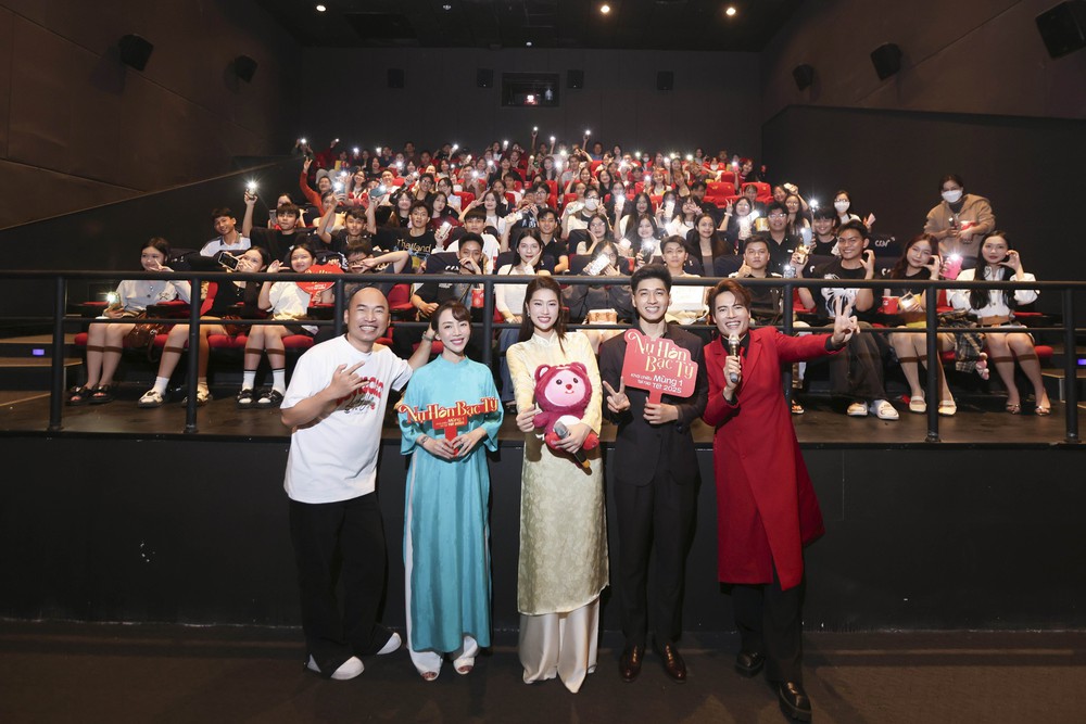 Thu Trang "lội ngược dòng" khi lần đầu làm đạo diễn phim Tết - Ảnh 3. Thu Trang "lội ngược dòng" khi lần đầu làm đạo diễn phim Tết - Ảnh 3.