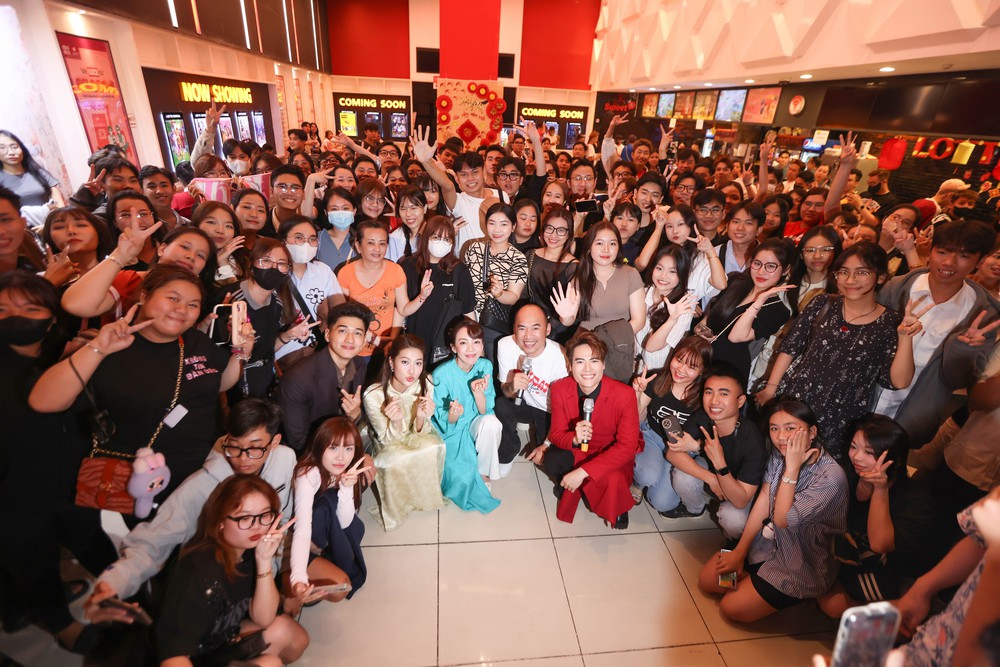 Thu Trang "lội ngược dòng" khi lần đầu làm đạo diễn phim Tết - Ảnh 5. Thu Trang "lội ngược dòng" khi lần đầu làm đạo diễn phim Tết - Ảnh 5.