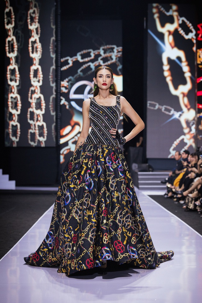 Hoa hậu Mai Phương, Á hậu Phương Nhi đọ sắc trên sàn diễn thời trang - Ảnh 7. Hoa hậu Mai Phương, Á hậu Phương Nhi đọ sắc trên sàn diễn thời trang - Ảnh 7.