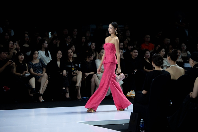 Hoa hậu Mai Phương, Á hậu Phương Nhi đọ sắc trên sàn diễn thời trang - Ảnh 9. Hoa hậu Mai Phương, Á hậu Phương Nhi đọ sắc trên sàn diễn thời trang - Ảnh 9.