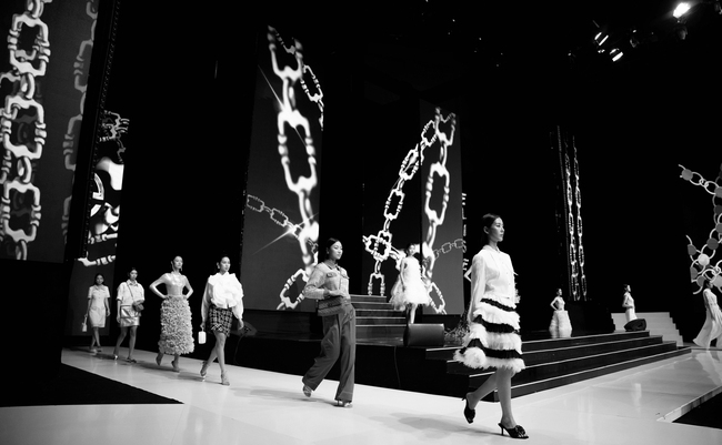 Hoa hậu Mai Phương, Á hậu Phương Nhi đọ sắc trên sàn diễn thời trang - Ảnh 15. Hoa hậu Mai Phương, Á hậu Phương Nhi đọ sắc trên sàn diễn thời trang - Ảnh 15.