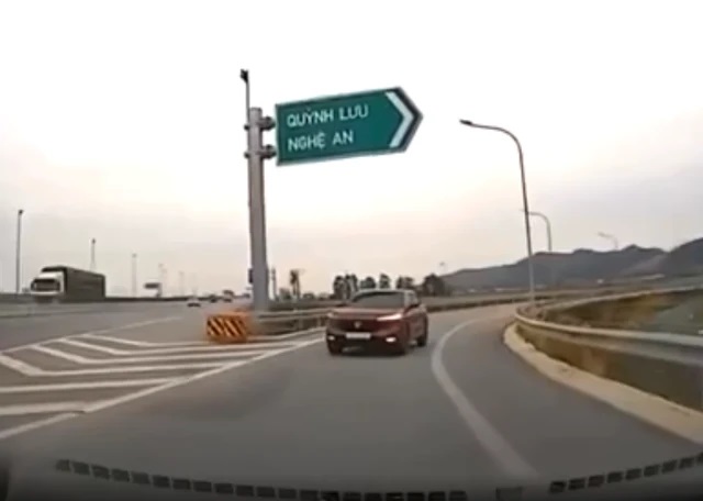 Đi ngược chiều đường dẫn cao tốc, nữ tài xế bị phạt 19 triệu đồng - Ảnh 1. Đi ngược chiều đường dẫn cao tốc, nữ tài xế bị phạt 19 triệu đồng - Ảnh 1.