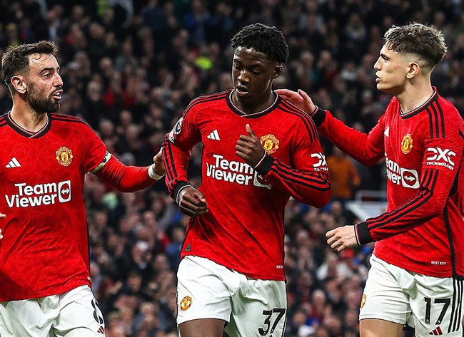 Rượt đuổi tưng bừng, MU thắng khó tin trong trận sân nhà cuối cùng của mùa giải - Ảnh 2. Rượt đuổi tưng bừng, MU thắng khó tin trong trận sân nhà cuối cùng của mùa giải - Ảnh 2.