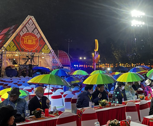 Cùng thơ cất lên bản hòa âm đất nước - Ảnh 4. Cùng thơ cất lên bản hòa âm đất nước - Ảnh 4.