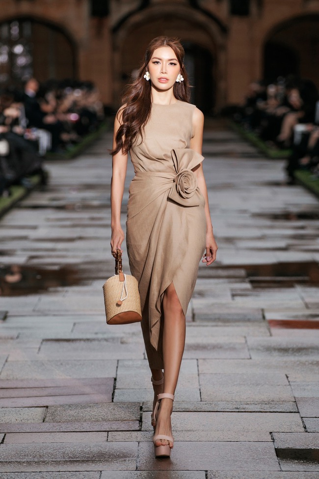 Catwalk cùng H'Hen Niê, Minh Tú... trong show ở nước ngoài, Ngọc Châu gây tranh cãi khi cười quá tươi - Ảnh 5.