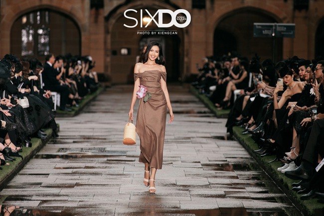 Catwalk cùng H'Hen Niê, Minh Tú... trong show ở nước ngoài, Ngọc Châu gây tranh cãi khi cười quá tươi - Ảnh 3.