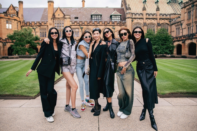 Catwalk cùng H'Hen Niê, Minh Tú... trong show ở nước ngoài, Ngọc Châu gây tranh cãi khi cười quá tươi - Ảnh 1.