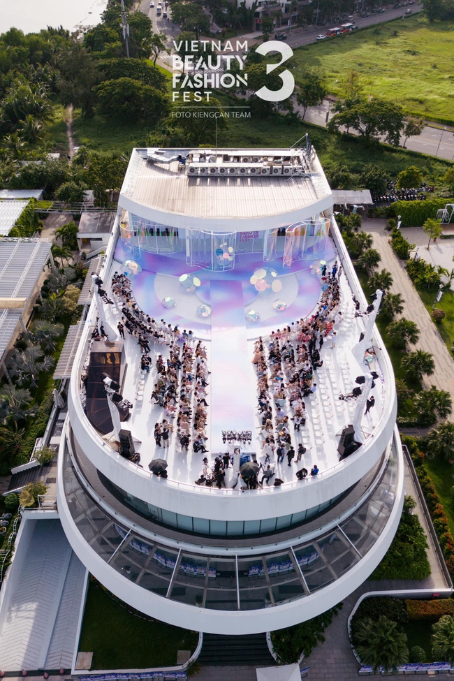 Show thời trang trên tầng thượng của đạo diễn Hoàng Nhật Nam - Ảnh 1. Show thời trang trên tầng thượng của đạo diễn Hoàng Nhật Nam - Ảnh 1.