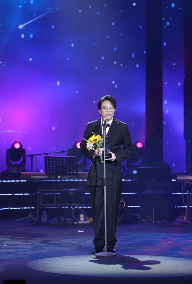 TRỰC TIẾP Lễ trao Giải Cống hiến lần 18 năm 2024 tại Nhà hát Lớn Hà Nội - Ảnh 2. TRỰC TIẾP Lễ trao Giải Cống hiến lần 18 năm 2024 tại Nhà hát Lớn Hà Nội - Ảnh 2.