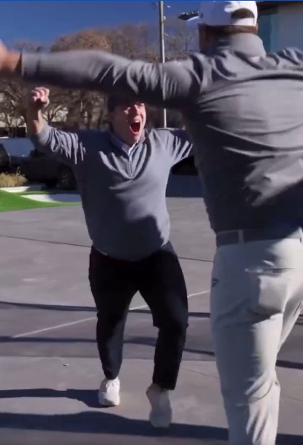 Fan golf ẵm tiền tỷ sau khi hoàn thành thử thách của tay golf chuyên nghiệp - Ảnh 3. Fan golf ẵm tiền tỷ sau khi hoàn thành thử thách của tay golf chuyên nghiệp - Ảnh 3.