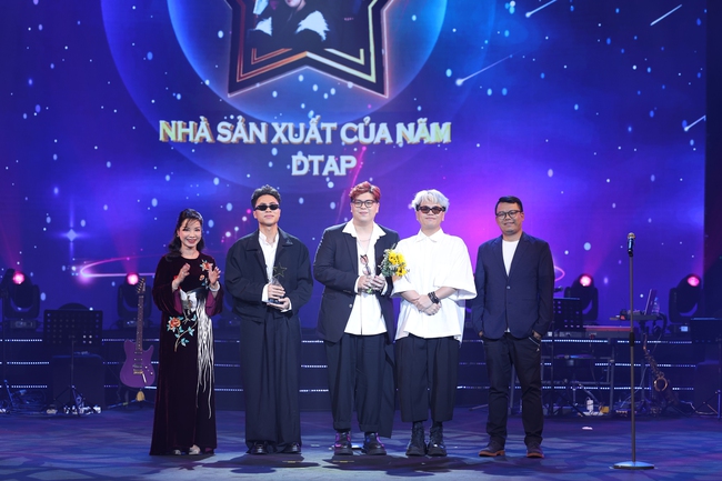 TRỰC TIẾP Lễ trao Giải Cống hiến lần 18 năm 2024 tại Nhà hát Lớn Hà Nội - Ảnh 2. TRỰC TIẾP Lễ trao Giải Cống hiến lần 18 năm 2024 tại Nhà hát Lớn Hà Nội - Ảnh 2.