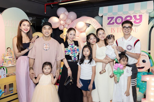 Sao Việt 21/7: Dàn sao Việt dự tiệc chúc mừng thôi nôi con trai Phạm Quỳnh Anh, Trường Giang đổi nghề làm thợ hớt tóc - Ảnh 1. Sao Việt 21/7: Dàn sao Việt dự tiệc chúc mừng thôi nôi con trai Phạm Quỳnh Anh, Trường Giang đổi nghề làm thợ hớt tóc - Ảnh 1.