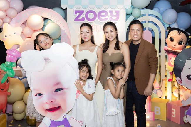 Sao Việt 21/7: Dàn sao Việt dự tiệc chúc mừng thôi nôi con trai Phạm Quỳnh Anh, Trường Giang đổi nghề làm thợ hớt tóc - Ảnh 2. Sao Việt 21/7: Dàn sao Việt dự tiệc chúc mừng thôi nôi con trai Phạm Quỳnh Anh, Trường Giang đổi nghề làm thợ hớt tóc - Ảnh 2.