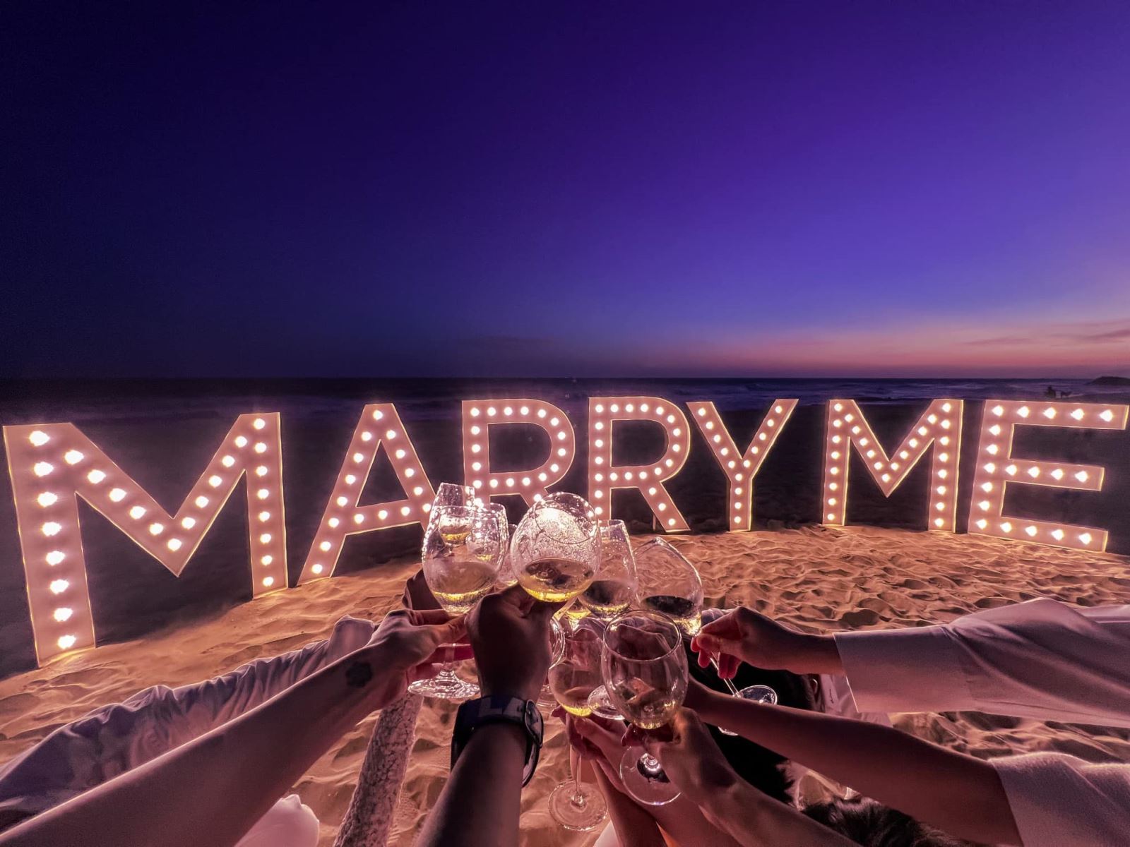 pham-quynh-anh-duoc-cau-hon-1 Hoàng Thuỳ Linh, Hoàng Thuỳ Linh được cầu hôn, Phạm Quỳnh Anh được cầu hôn, ca sĩ Phạm Quỳnh Anh, Quang Huy, cầu hôn, Marry me