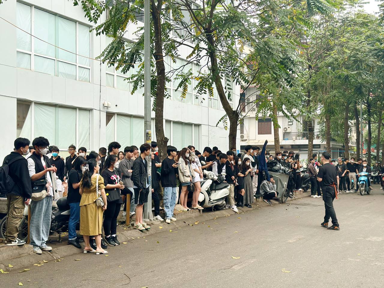 photo6145298800244276578y-168041645391643667140