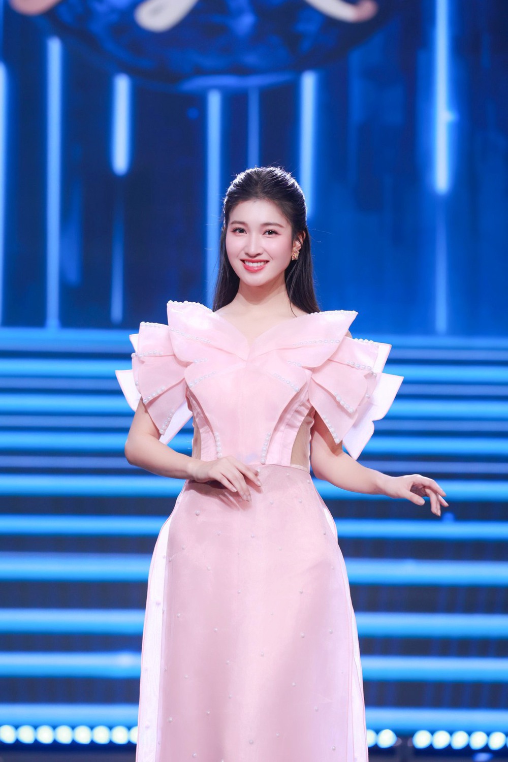 Nhan sắc và gia thế của Á hậu Phương Nhi trước khi làm dâu hào môn - Ảnh 4. Nhan sắc và gia thế của Á hậu Phương Nhi trước khi làm dâu hào môn - Ảnh 4.