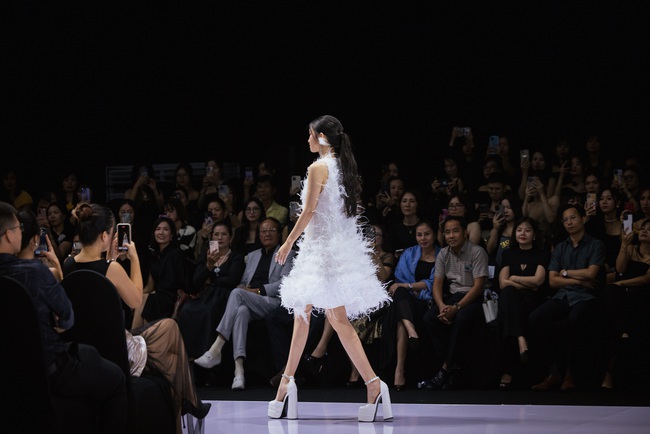 Hoa hậu Mai Phương, Á hậu Phương Nhi đọ sắc trên sàn diễn thời trang - Ảnh 2. Hoa hậu Mai Phương, Á hậu Phương Nhi đọ sắc trên sàn diễn thời trang - Ảnh 2.