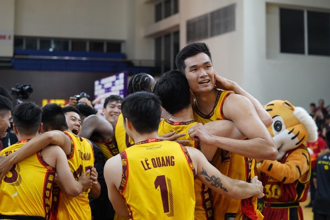 Saigon Heat nâng cúp vô địch VBA lần thứ tư liên tiếp - Ảnh 2. Saigon Heat nâng cúp vô địch VBA lần thứ tư liên tiếp - Ảnh 2.