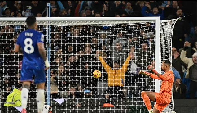 Hậu vệ tân binh trị giá 40 triệu bảng liên tiếp mắc sai lầm, Man City vẫn thắng Chelsea bởi sai lầm của một thủ môn giàu kinh nghiệm - Ảnh 2. Hậu vệ tân binh trị giá 40 triệu bảng liên tiếp mắc sai lầm, Man City vẫn thắng Chelsea bởi sai lầm của một thủ môn giàu kinh nghiệm - Ảnh 2.