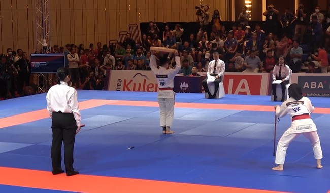 Màn biểu diễn nón quai thao và khăn mỏ quạ của Việt Nam gây bão mạng ngàn like, khoảnh khắc độc lạ nhất SEA Games là đây - Ảnh 3. Màn biểu diễn nón quai thao và khăn mỏ quạ của Việt Nam gây bão mạng ngàn like, khoảnh khắc độc lạ nhất SEA Games là đây - Ảnh 3.