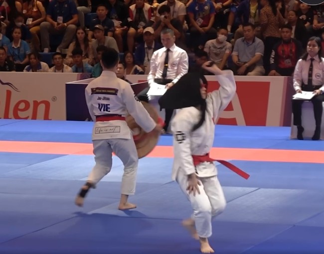 Màn biểu diễn nón quai thao và khăn mỏ quạ của Việt Nam gây bão mạng ngàn like, khoảnh khắc độc lạ nhất SEA Games là đây - Ảnh 5. Màn biểu diễn nón quai thao và khăn mỏ quạ của Việt Nam gây bão mạng ngàn like, khoảnh khắc độc lạ nhất SEA Games là đây - Ảnh 5.