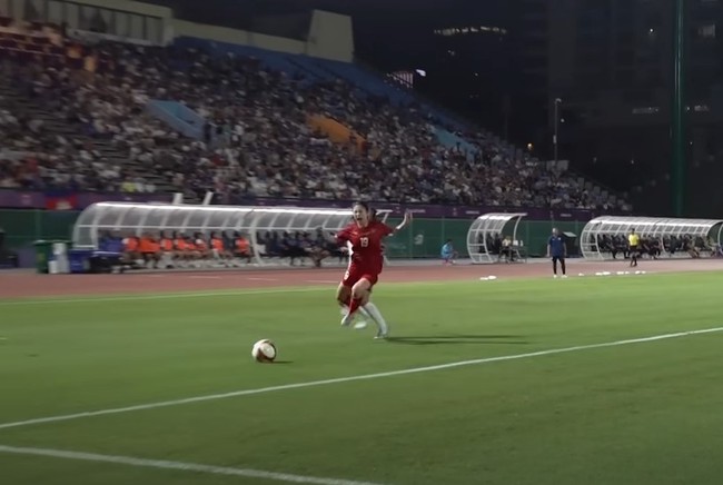 Thanh Nhã lăn vài vòng trên sân sau khi chạy như bay, cầu thủ Campuchia tới chắp tay xin lỗi còn CĐV Việt Nam xót xa - Ảnh 2. Thanh Nhã lăn vài vòng trên sân sau khi chạy như bay, cầu thủ Campuchia tới chắp tay xin lỗi còn CĐV Việt Nam xót xa - Ảnh 2.