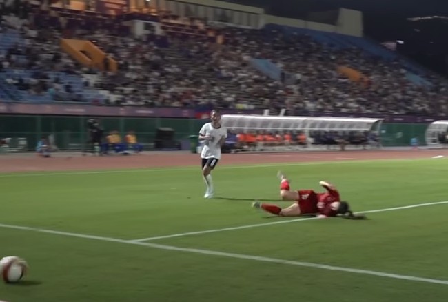 Thanh Nhã lăn vài vòng trên sân sau khi chạy như bay, cầu thủ Campuchia tới chắp tay xin lỗi còn CĐV Việt Nam xót xa - Ảnh 3. Thanh Nhã lăn vài vòng trên sân sau khi chạy như bay, cầu thủ Campuchia tới chắp tay xin lỗi còn CĐV Việt Nam xót xa - Ảnh 3.