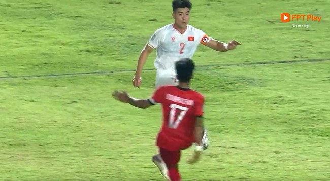 Cộng đồng mạng tranh cãi khi ĐT Việt Nam gặp bất lợi vì VAR, nhà báo Đông Nam Á nhận định về tình huống của Duy Mạnh - Ảnh 1.