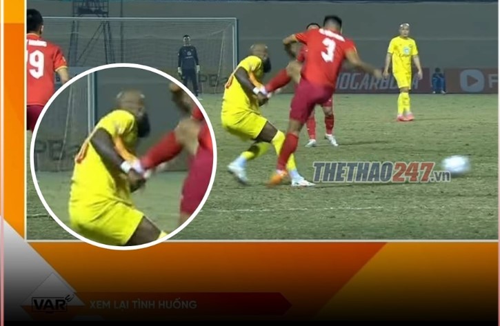 Cầu thủ V-League đạp chân thẳng vào ngực đối thủ nhưng thoát thẻ từ trọng tài FIFA dù VAR đã can thiệp - Ảnh 1. Cầu thủ V-League đạp chân thẳng vào ngực đối thủ nhưng thoát thẻ từ trọng tài FIFA dù VAR đã can thiệp - Ảnh 1.