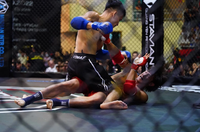 Nguyễn Trần Duy Nhất hứng chịu 39 cú đấm trong 20 giây nhưng vẫn lật kèo giành chiến thắng, CĐV gọi anh là ‘vua lì đòn’ - Ảnh 3. Nguyễn Trần Duy Nhất hứng chịu 39 cú đấm trong 20 giây nhưng vẫn lật kèo giành chiến thắng, CĐV gọi anh là ‘vua lì đòn’ - Ảnh 3.