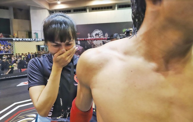 Nguyễn Trần Duy Nhất hứng chịu 39 cú đấm trong 20 giây nhưng vẫn lật kèo giành chiến thắng, CĐV gọi anh là ‘vua lì đòn’ - Ảnh 4. Nguyễn Trần Duy Nhất hứng chịu 39 cú đấm trong 20 giây nhưng vẫn lật kèo giành chiến thắng, CĐV gọi anh là ‘vua lì đòn’ - Ảnh 4.