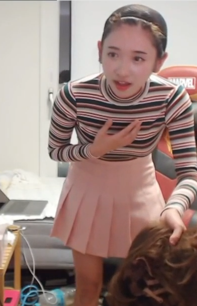 Livestream ngoài đường, nữ streamer hốt hoảng vì bị dàn cảnh cướp giật - Ảnh 4.